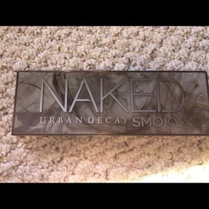 Urban decay bundle: naked smoky and naked palette